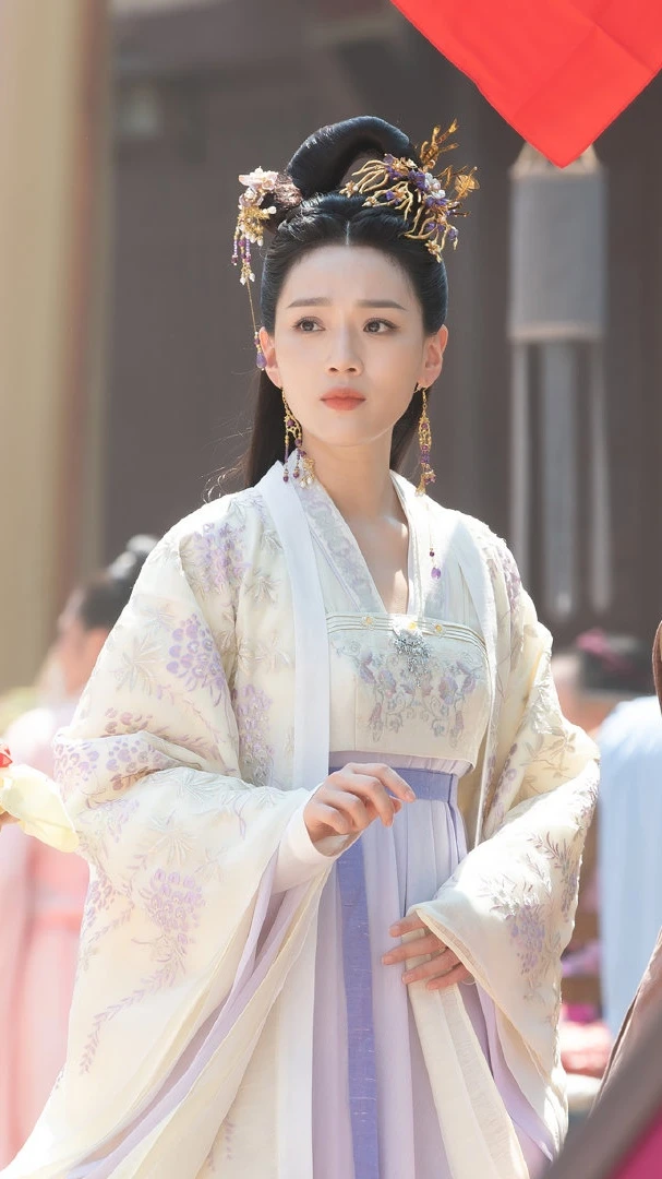 去英雄化赛马少女